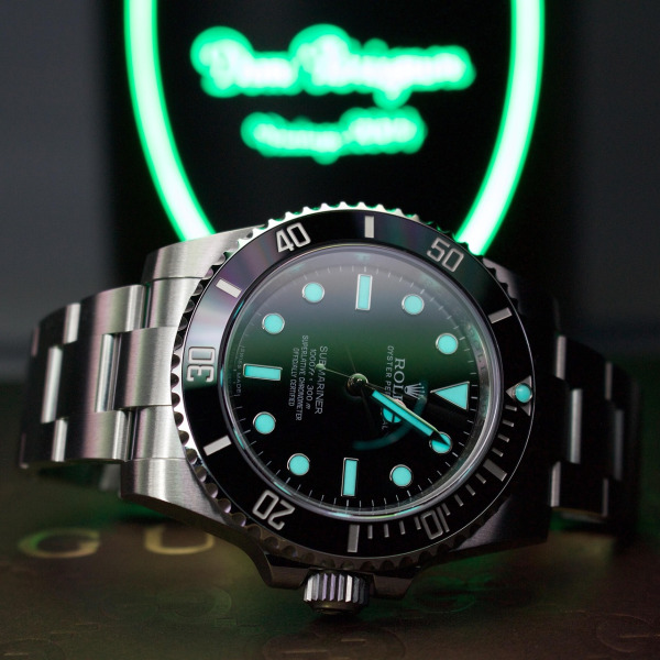 Rolex Submariner bezel macro